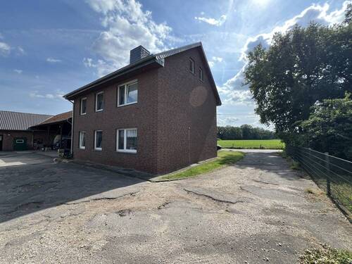 Hausansicht mit Einfahrt - Einfamilienhaus mit 160,00 m&sup2; in Mönchengladbach zum Kaufen