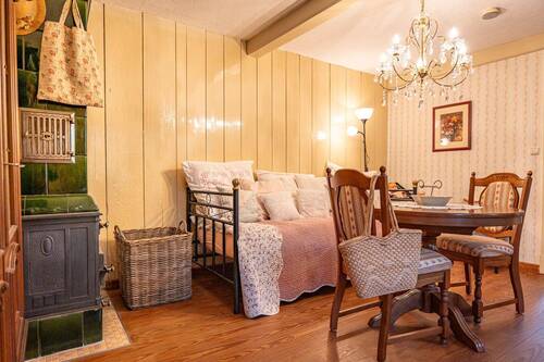 Damenzimmer mit Kachelofen - 