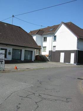 Seitenansicht mit Nebengebäude - 1 Zimmer Einfamilienhaus in Oberdreis