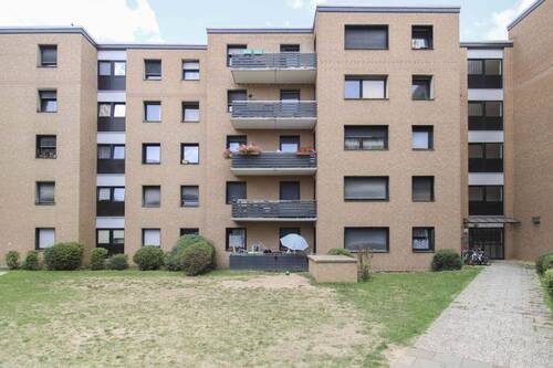 1 Außenansicht - Behaglichkeit pur: 3-Zi.-Etagenwohnung in Feldrandlage