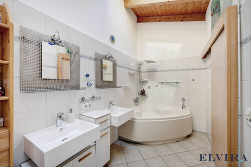 Hauptbadezimmer im Dachgeschoss - 