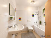Badezimmer mit Badewanne und WC im Untergeschoss - 