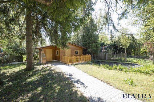 hochwertiges Gartenhaus mit Wasser- und Stromanschluss, Kamin sowie Sauna-Anschlussmöglichkeit - 