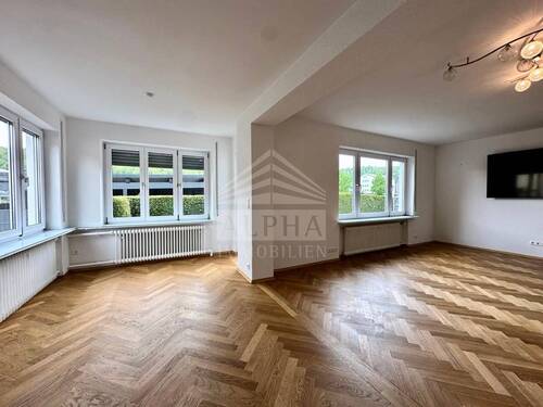 Bild 1 - *CHARMANT* EFH mit 5,5-Zim (+2 Zim), Garten, 4 Garagen, 1 Carport, 11 Stellpl; Sauna & 5 Nebenräume