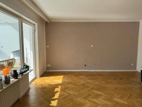 Wohnzimmer mit Parkettboden - 4 Zimmer Reihenmittelhaus in Heidenheim