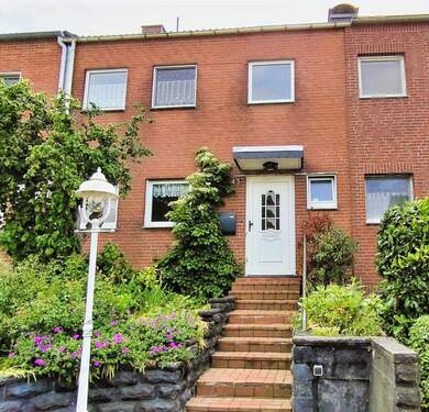 Ansicht Front - Ideales Einsteigerhaus!!! Zwei Vollgeschosse, Keller, Garage u.a.