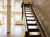 Wohnzimmer mit offener Treppe - 