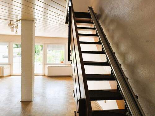Wohnzimmer mit offener Treppe - 