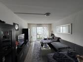 Helles Wohnzimmer mit Blick zum Balkon - 