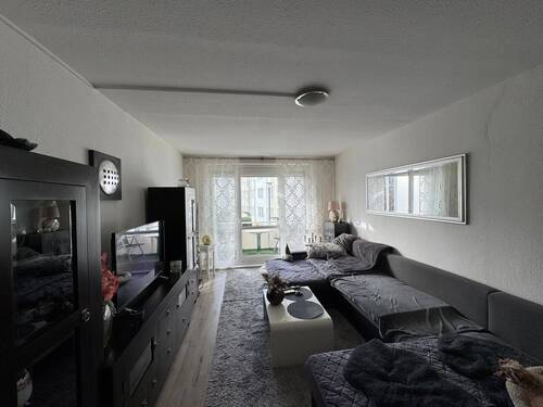 Helles Wohnzimmer mit Blick zum Balkon - 