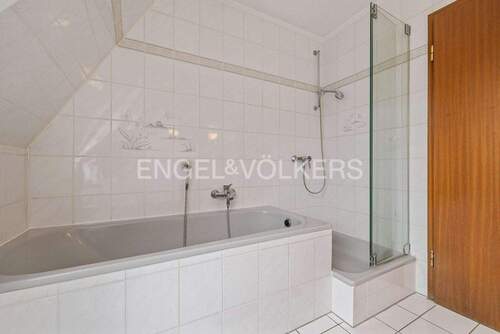 Weitere Ansicht vom Vollbad im Obergeschoss - 