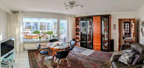 Erdgeschoss Wohnzimmer mit Blick in den beheizbaren Wintergarten - 