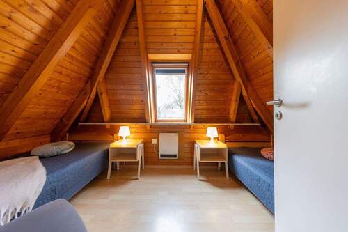 Schlafzimmer mit zwei Einzelbetten - 