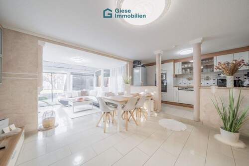 Wohn- und Esszimmer - Moderne Wohnung mit Garten und Wintergarten