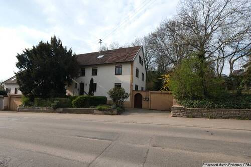 Hausansicht mit Garten und Garagen - 1 Zimmer Mehrfamilienhaus, Wohnhaus zum Kaufen in Remseck