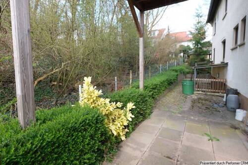 Garten oder Terrassenbereich hinter dem Haus - 