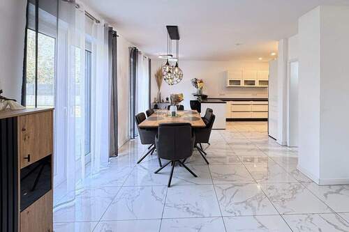 EG - Wohnzimmer Richtung Küche - 