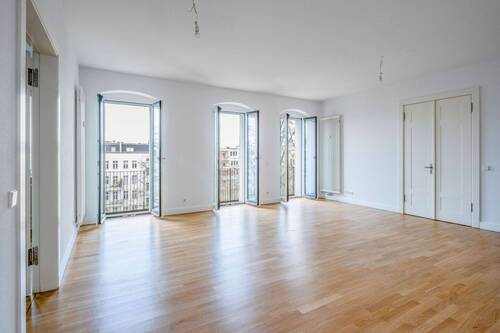 Zimmer mit Zugang zum Balkon - 5 Zimmer Etagenwohnung in Berlin