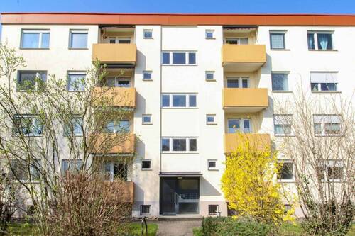 Außenansicht - Erbbau: Großzügige 3,5-Zimmer-Wohnung mit zwei Balkonen, Stellplatz und viel Renovierungspotenzial