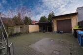 Blick auf die Garage - Mehrfamilienhaus, Wohnhaus mit 166,00 m² in Tangerhütte zum Kaufen