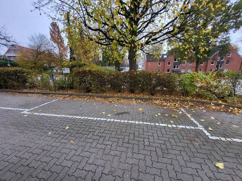 Stellplatz vor dem Gebäude - 