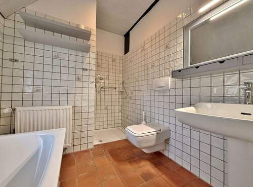 Haupthaus / EG / Vollbad – Zugang vom 2. Schlafzimmer - 