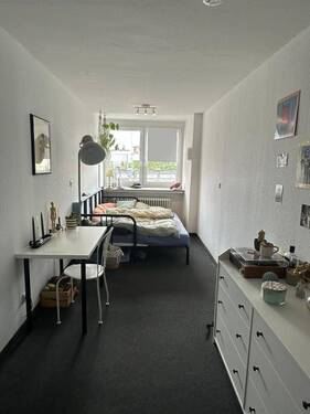 Blick aus dem Flur ins Zimmer - Etagenwohnung mit 14,00 m&sup2; in Nürnberg zur Miete