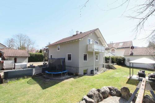 Hausansicht - Richtig zuhause: Gepflegtes Einfamilienhaus mit Garten, einer Garage und 3 Freistellplätzen!