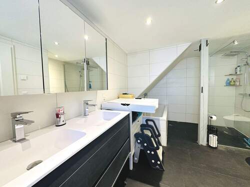 Badezimmer - Modernisiertes Einfamilienhaus mit separatem Garten - Wohnen in entspannter Umgebung!