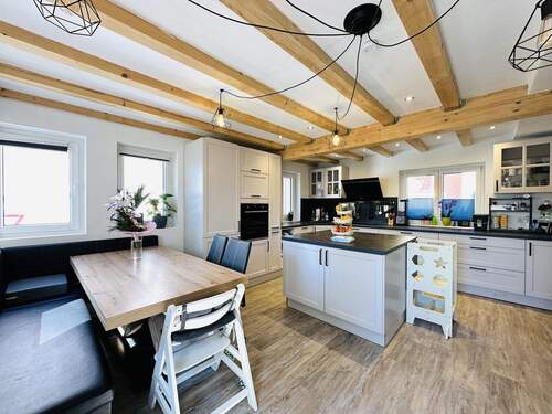Esszimmer und Küche - 8 Zimmer Einfamilienhaus zum Kaufen in Neubrunn