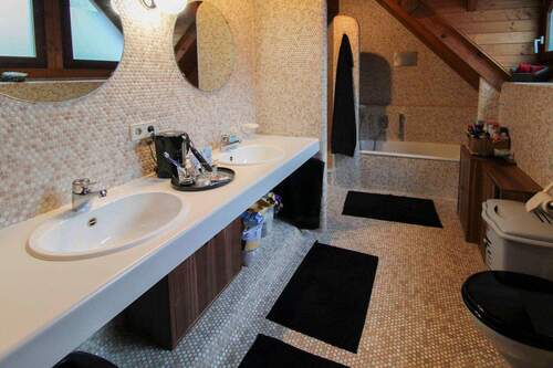 Bad mit Badewanne und Duschwanne - 