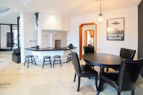 Essbereich mit angrenzender Bar - Einzigartige 3-Etagen-Loftwohnung mit Kamin, Balkon & Aufzugszugang - Exklusiv in Calw