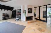 Wohnzimmer mit offenem Kamin - 5 Zimmer Einfamilienhaus zum Kaufen in Calw