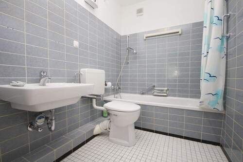 Vollbad mit Wanne. - 