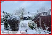 Blick in den Garten mit Blockhaus - 