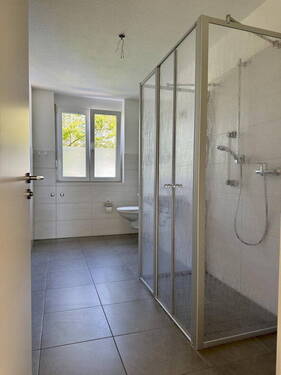 Bad mit großer Dusche - 