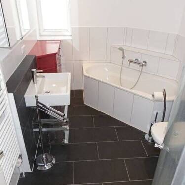 modernes edles Vollbad mit Markenprodukten - 