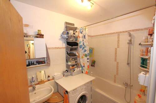 ... geräumiges Badezimmer... - 