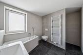 Badezimmer mit Wanne und Dusche - 