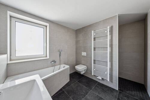 Badezimmer mit Wanne und Dusche - 