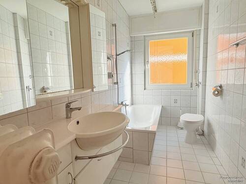 Bad - Wohnung links - 