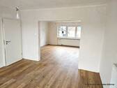 Blick Wohnzimmer zu Küche - 