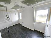 großes Tageslichtbad mit begehbarer Dusche - 
