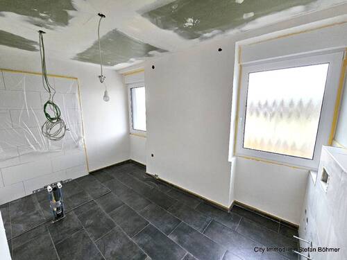 großes Tageslichtbad mit begehbarer Dusche - 