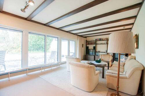 Wohnzimmer mit Zugang zur Terrasse - 