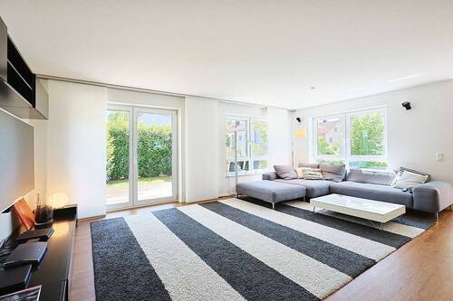 Lichtdurchfluteter Wohnbereich mit großen Fensterfronten und Zugang zum Garten - 6 Zimmer Doppelhaushälfte zum Kaufen in Böblingen
