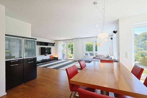 Blick vom Essbereich und der Küche Richtung Wohnbereich - 6 Zimmer Doppelhaushälfte in Böblingen