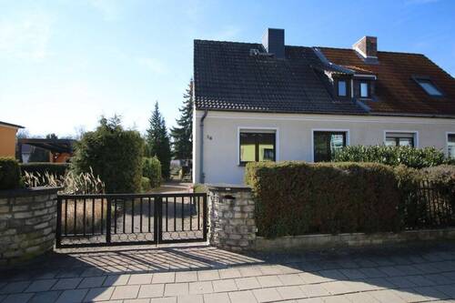 Hausansicht - 4 Zimmer Doppelhaushälfte zum Kaufen in Roßlau