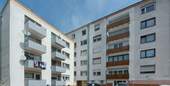 Eingangsseite der Wohnanlage - TOP modernisierte Erdgeschosswohnung - einfach einziehen und wohlfühlen!