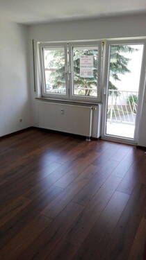 Wohnzimmer mit Zugang Balkon - 2 Zimmer Etagenwohnung in Glauchau